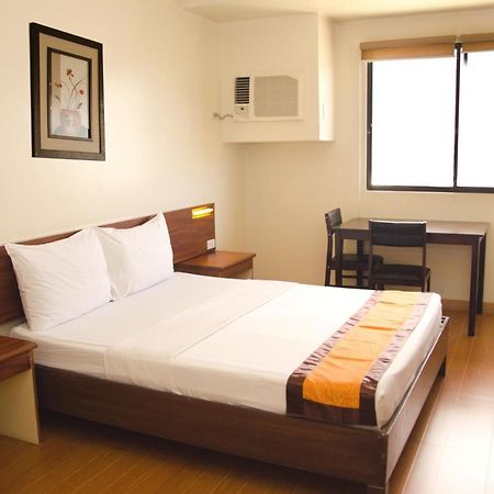 M Suites Hotel Макати Экстерьер фото