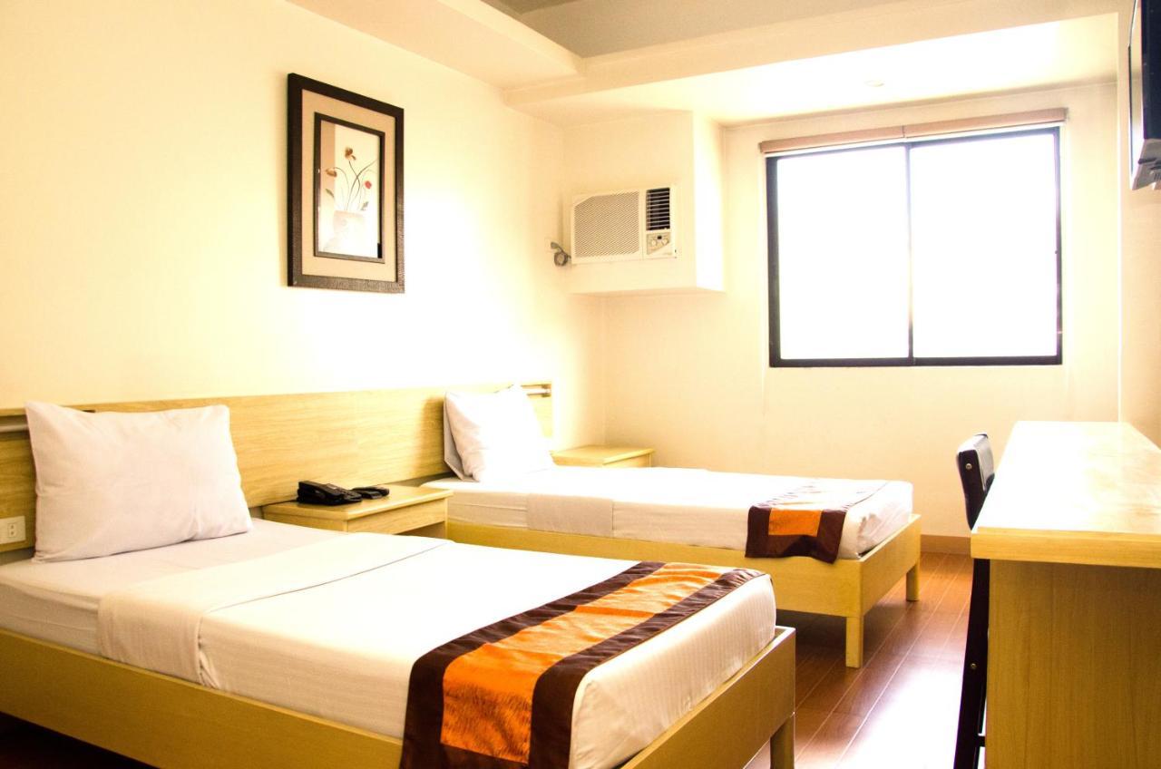 M Suites Hotel Макати Экстерьер фото
