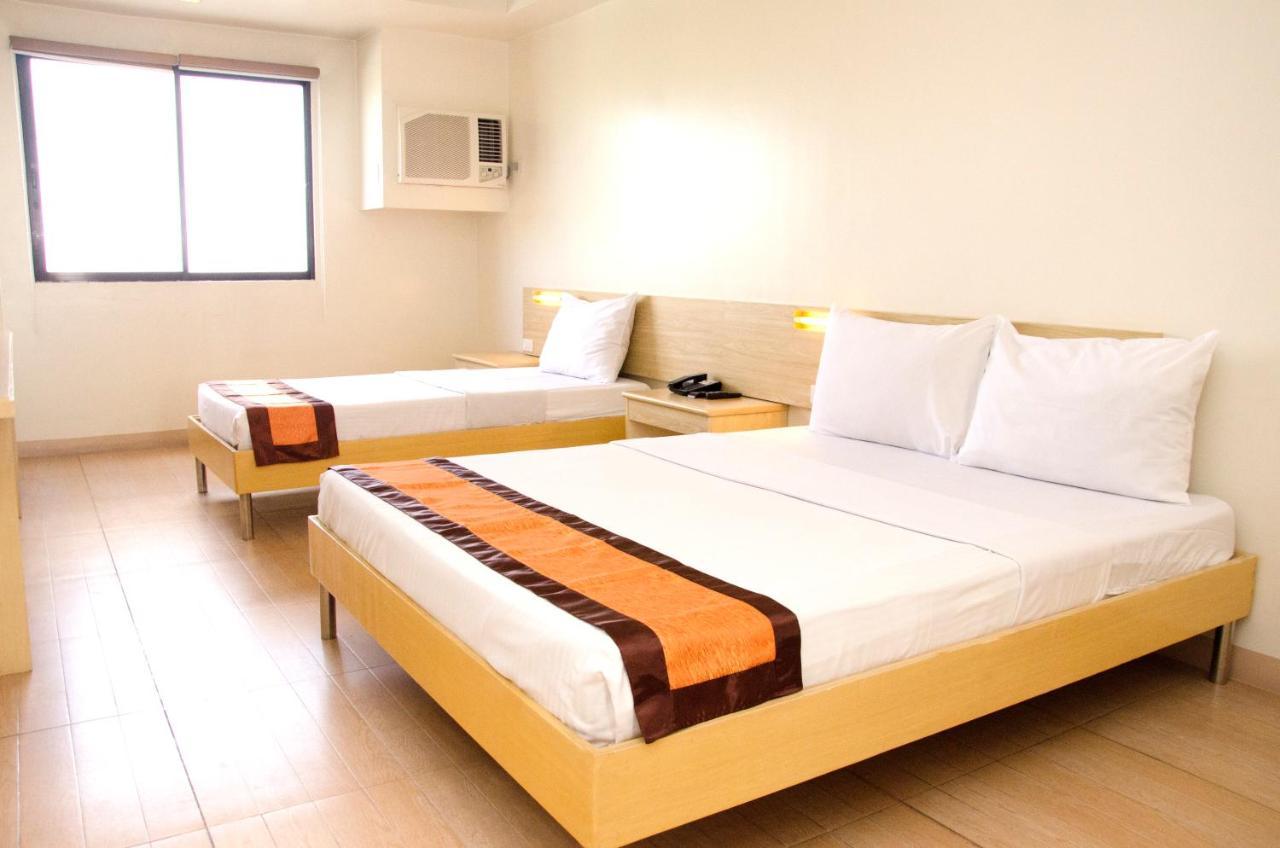 M Suites Hotel Макати Экстерьер фото