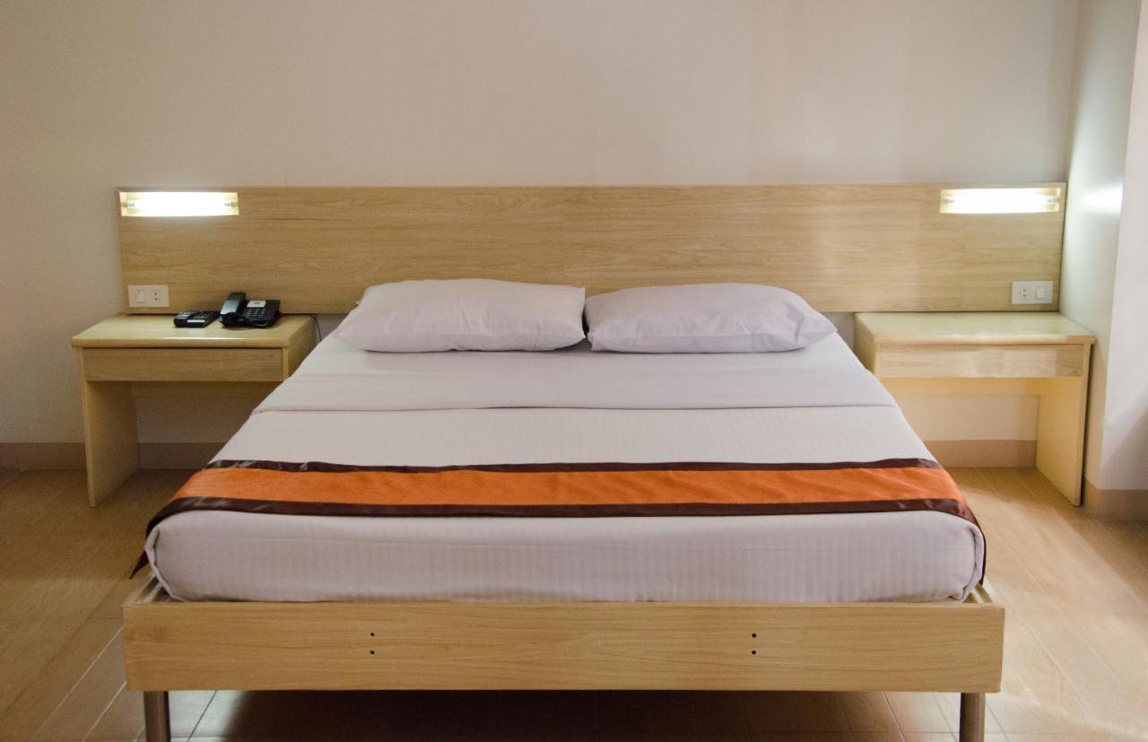 M Suites Hotel Макати Экстерьер фото