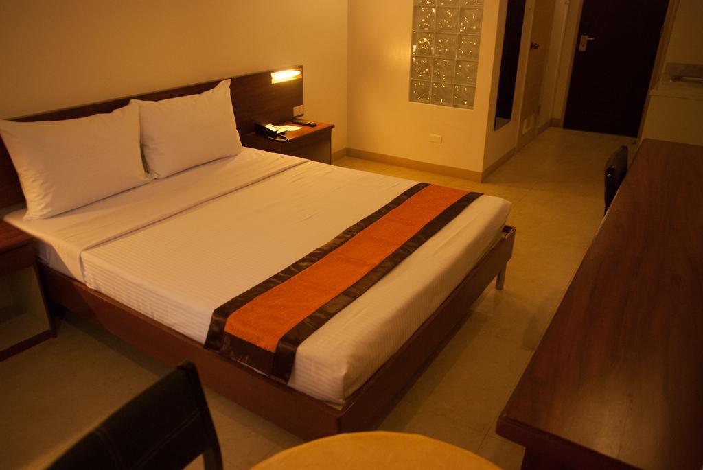 M Suites Hotel Макати Номер фото