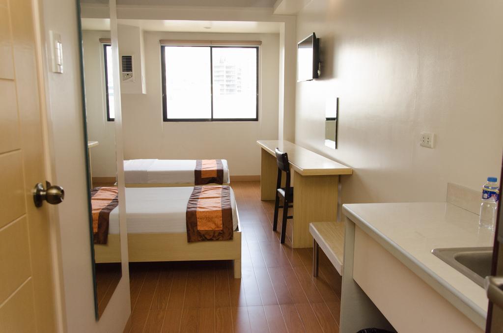 M Suites Hotel Макати Экстерьер фото