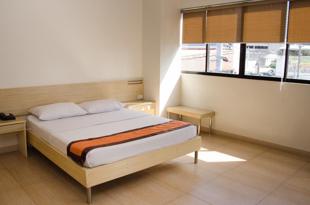 M Suites Hotel Макати Экстерьер фото