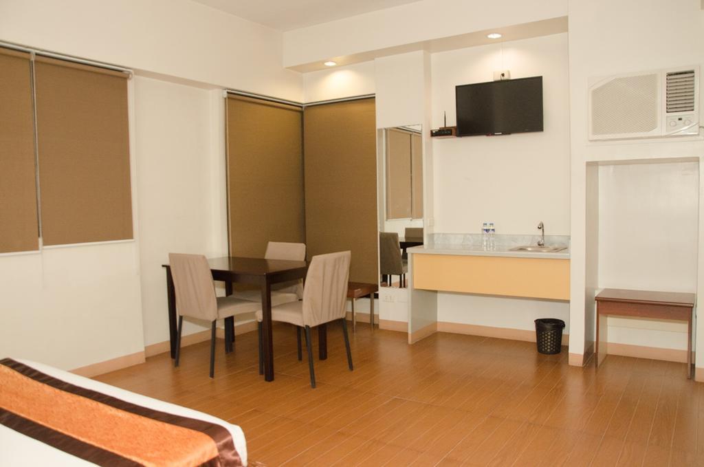 M Suites Hotel Макати Экстерьер фото