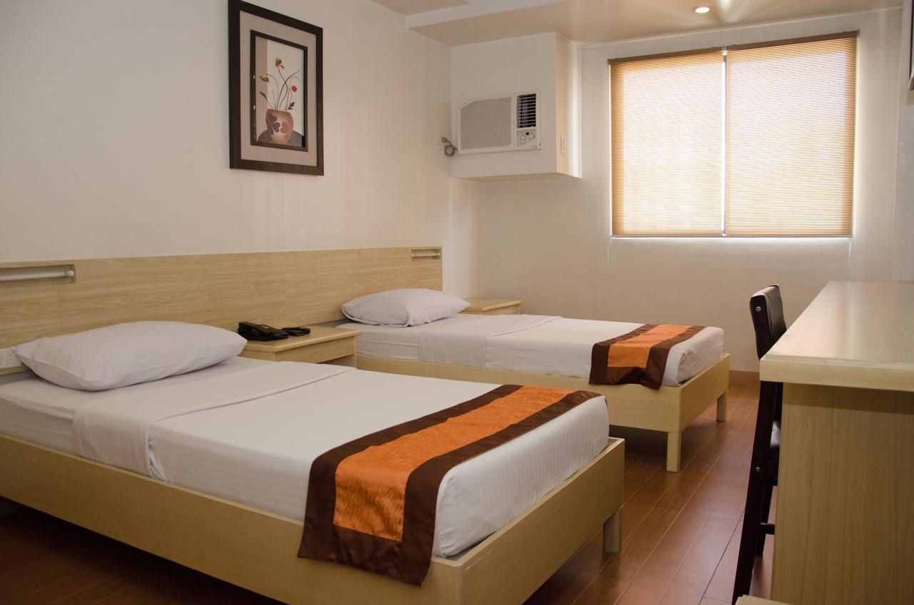 M Suites Hotel Макати Экстерьер фото