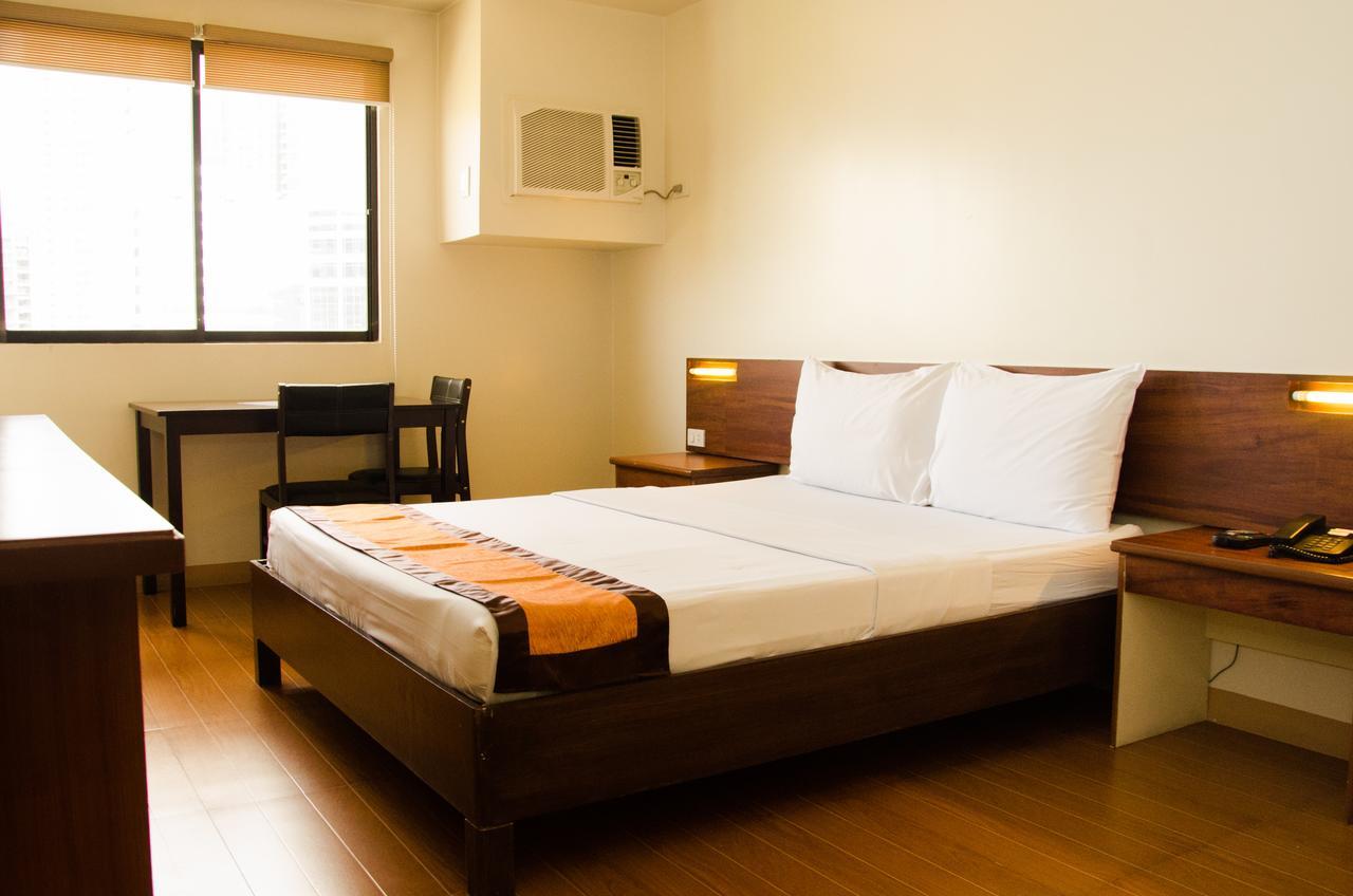 M Suites Hotel Макати Экстерьер фото