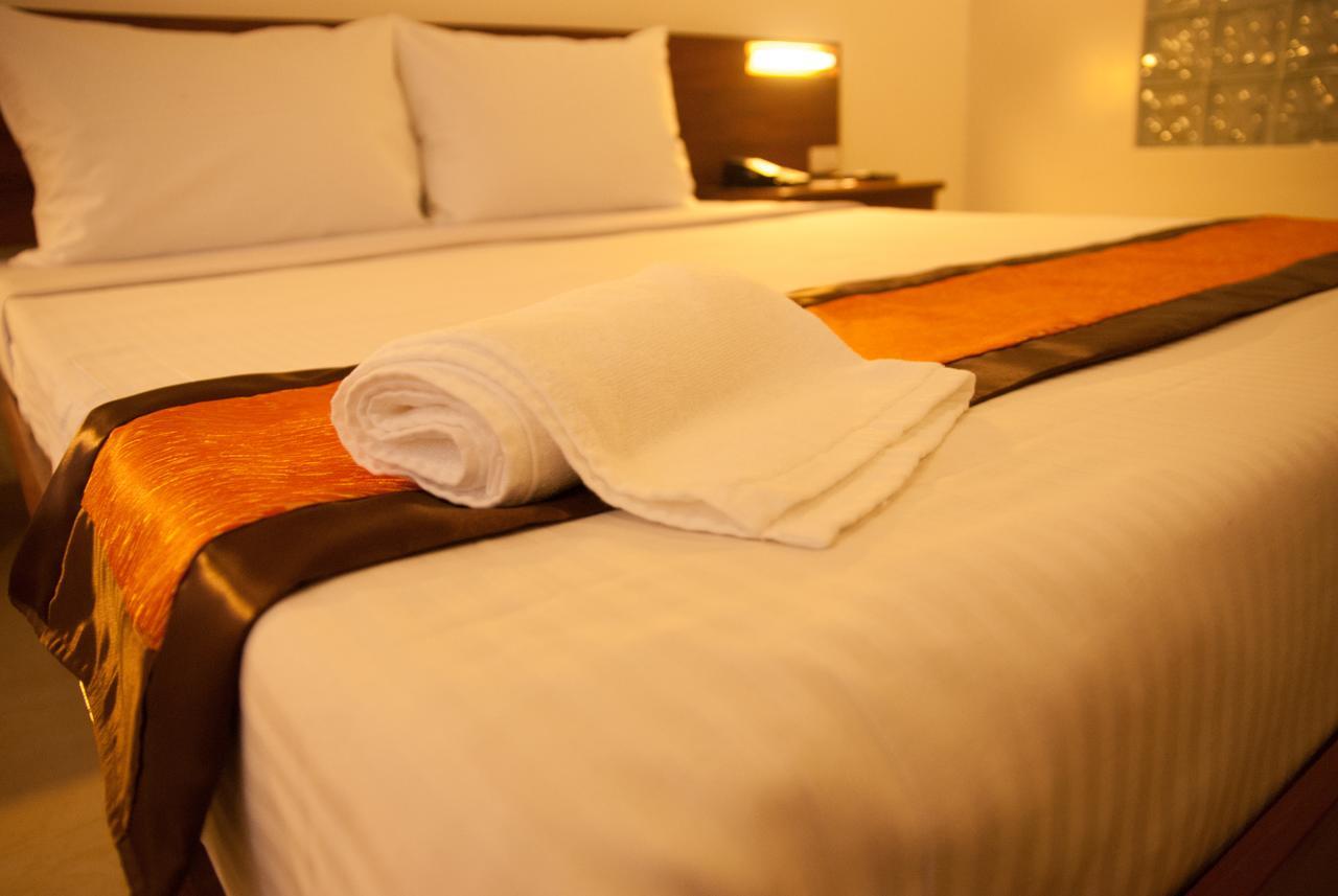 M Suites Hotel Макати Экстерьер фото