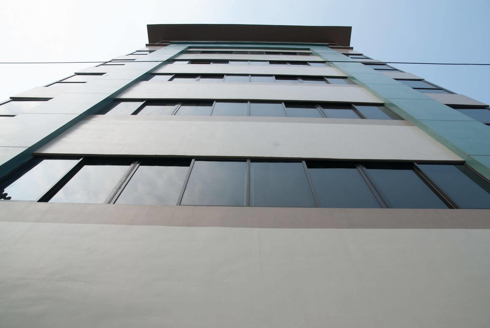 M Suites Hotel Макати Экстерьер фото