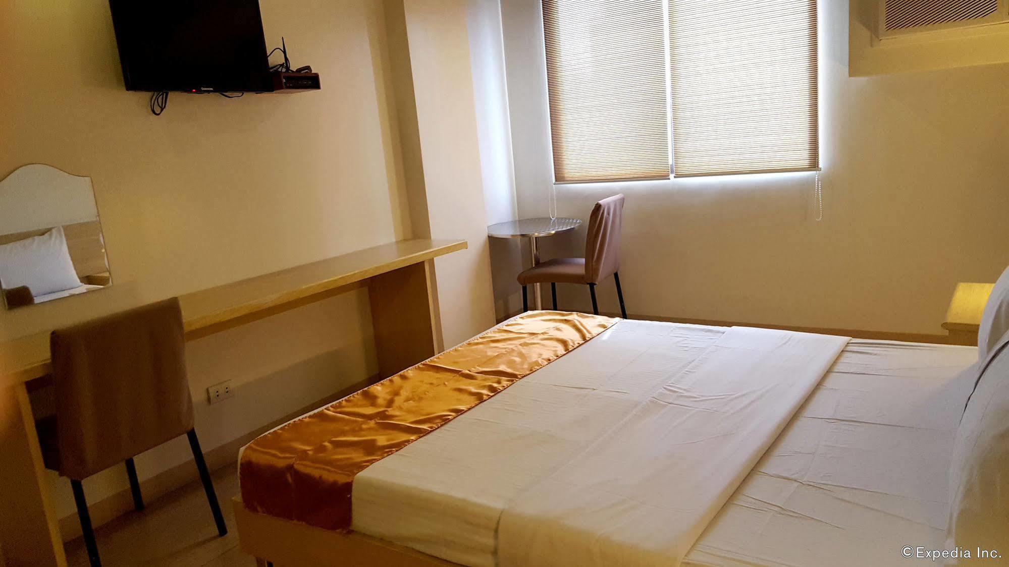 M Suites Hotel Макати Экстерьер фото