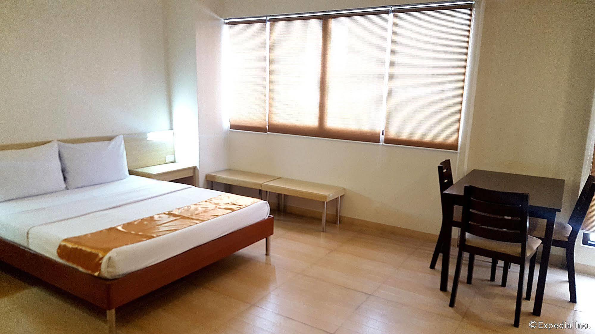 M Suites Hotel Макати Экстерьер фото
