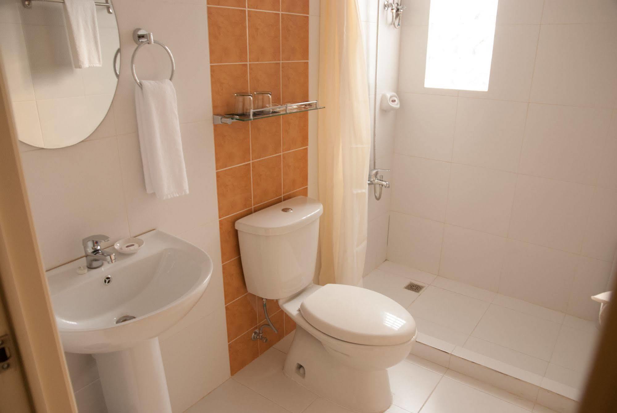 M Suites Hotel Макати Экстерьер фото