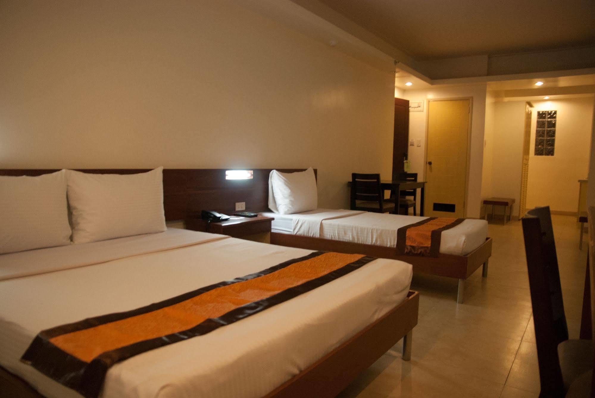 M Suites Hotel Макати Экстерьер фото
