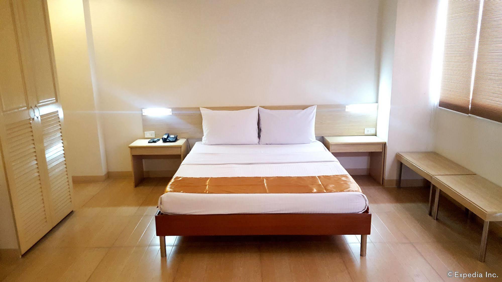 M Suites Hotel Макати Экстерьер фото