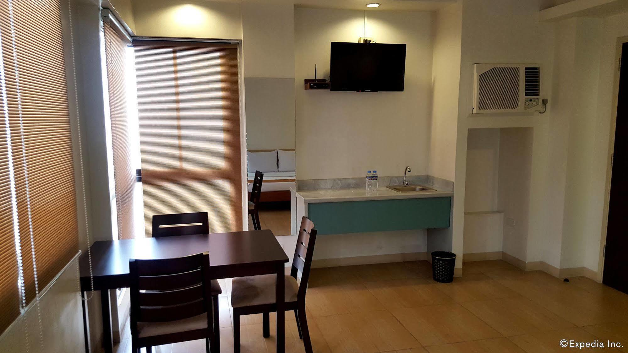 M Suites Hotel Макати Экстерьер фото