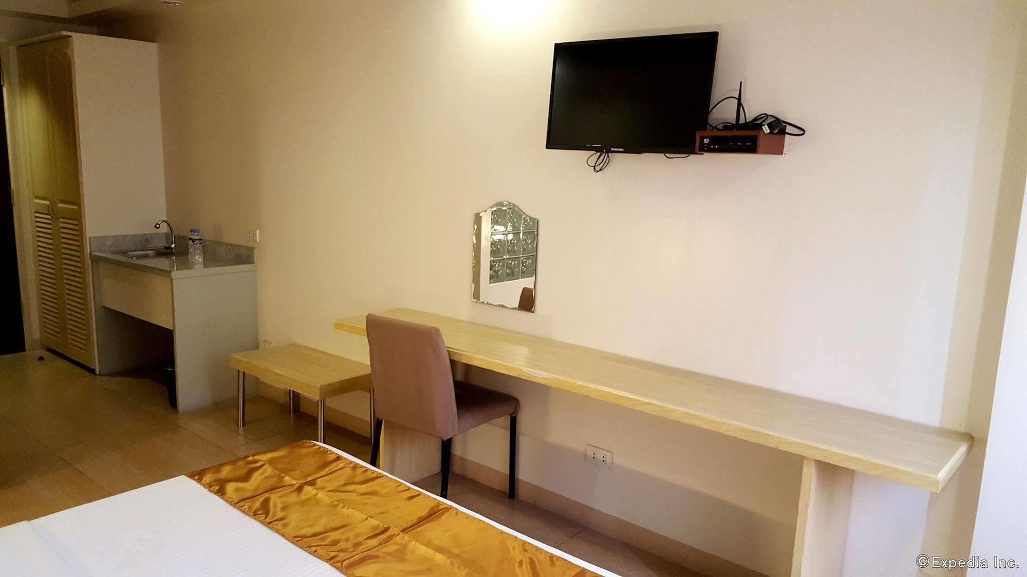 M Suites Hotel Макати Экстерьер фото