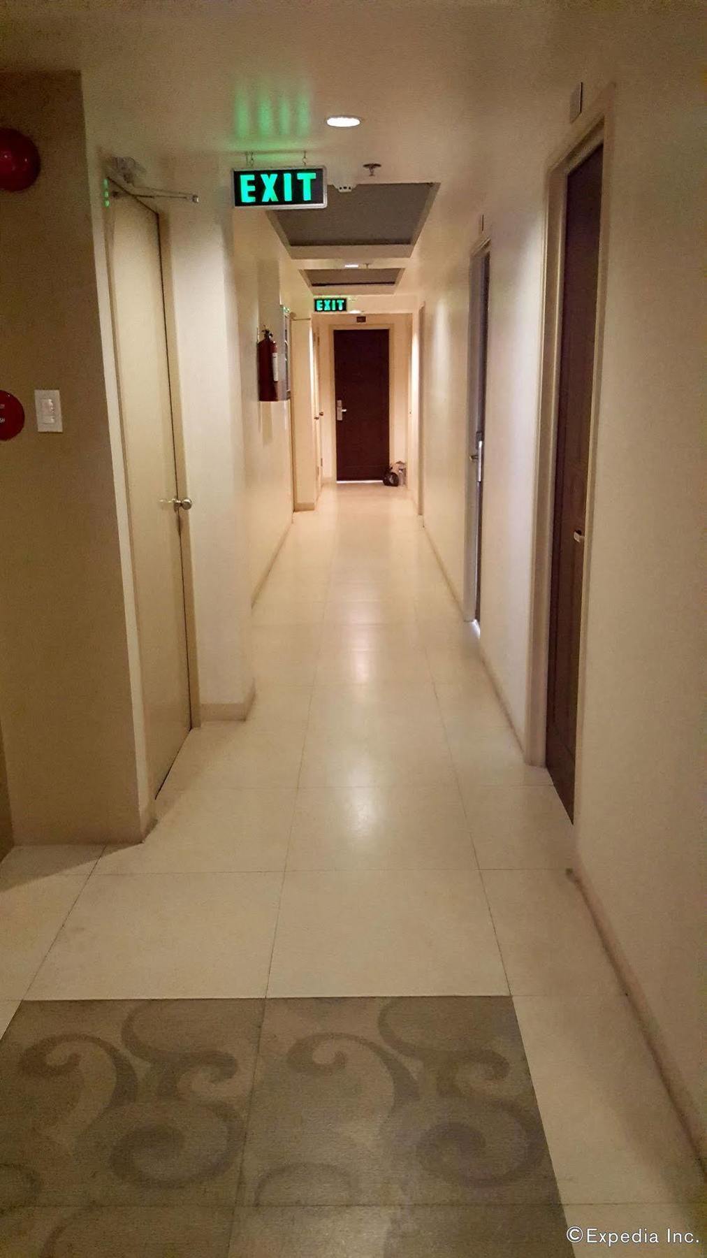 M Suites Hotel Макати Экстерьер фото